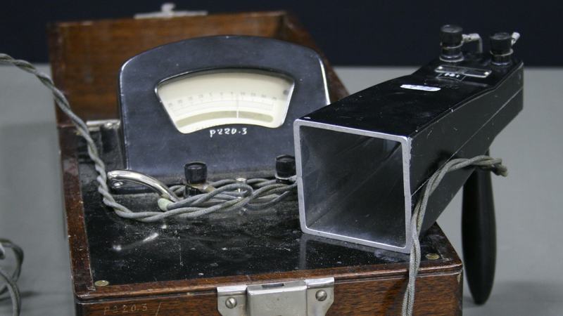 Thermopile with rectangular reflector housing (right) and light-beam galvanometer with analog meter in a wooden carrying case (left), labeled P220.3