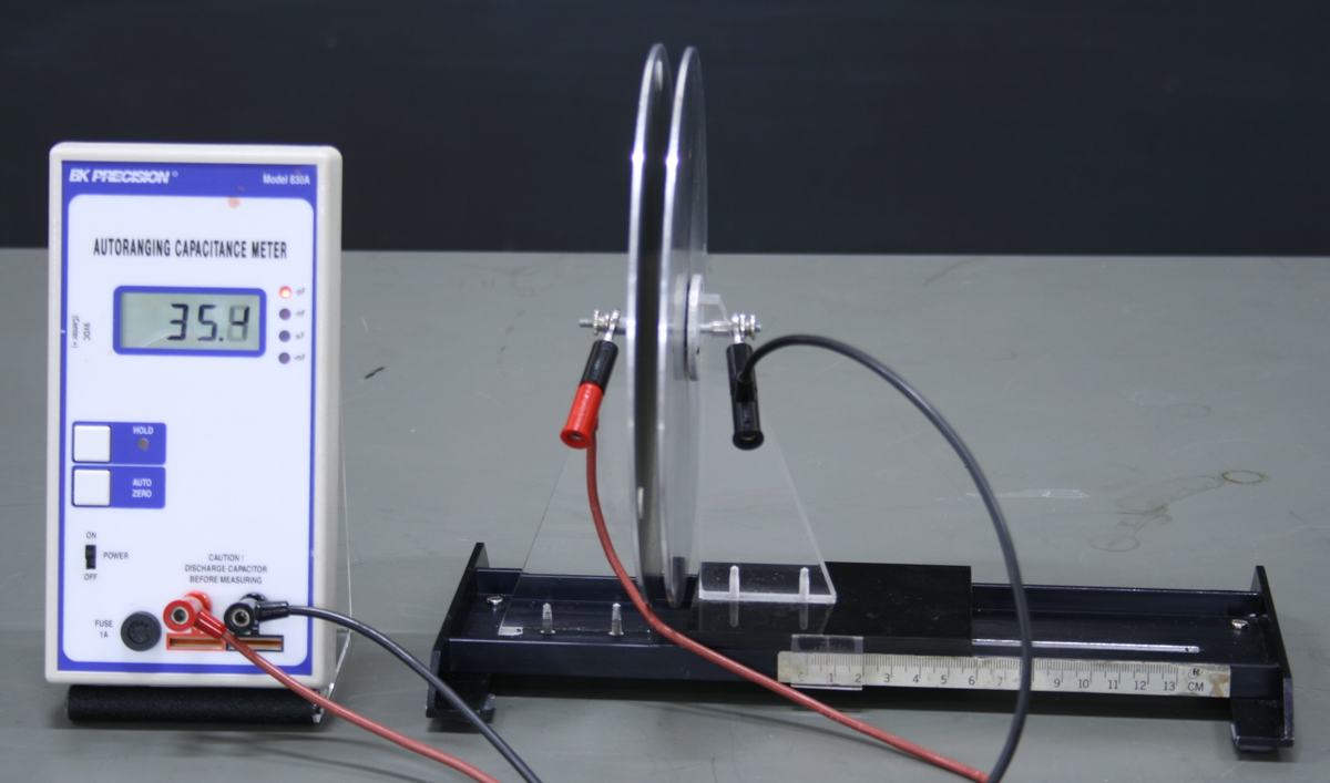 Capacitance meter reading 35.9 pF with plates at near-minimum separation
