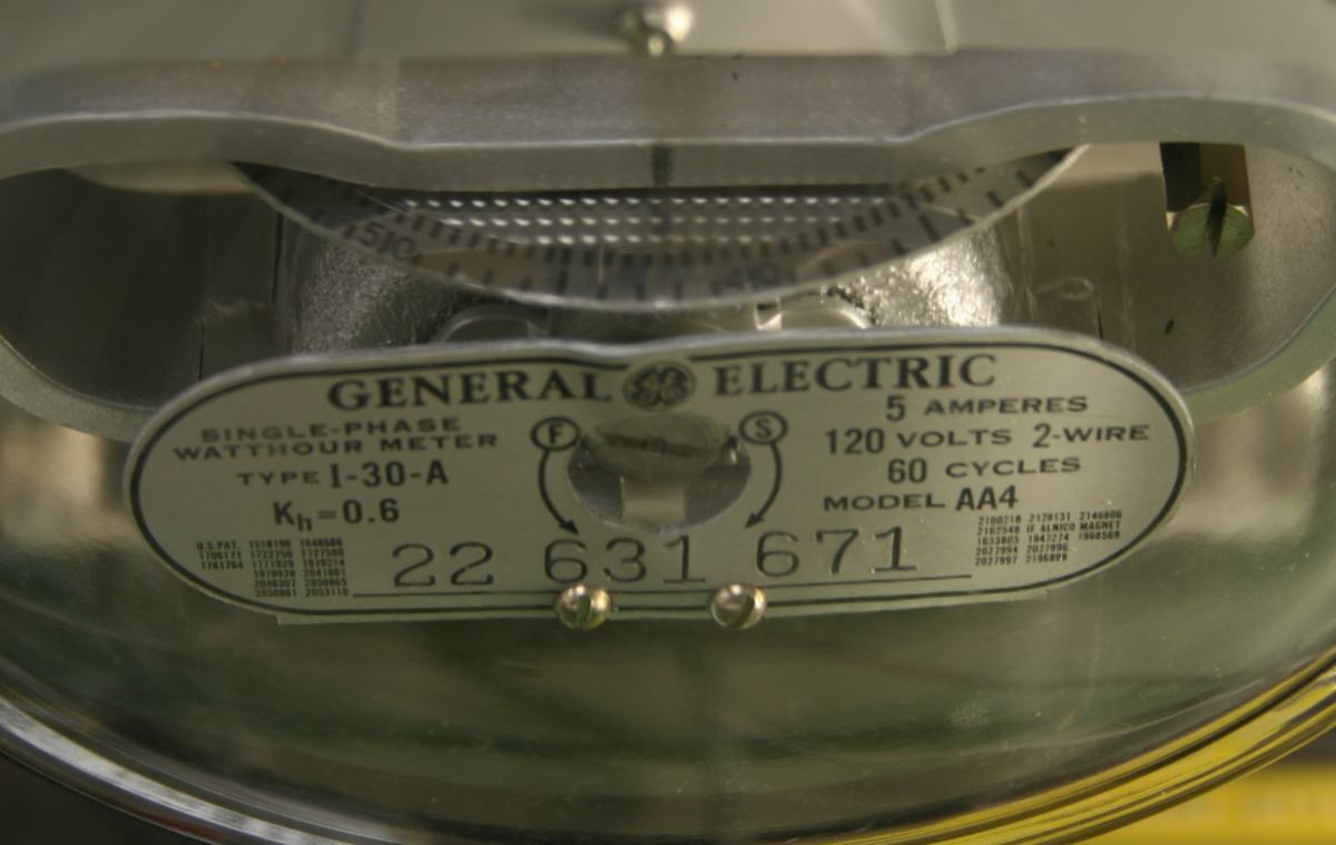 Close-up of the same GE watthour meter with the 13W compact fluorescent load, showing noticeably less disc blur than the 40W photo