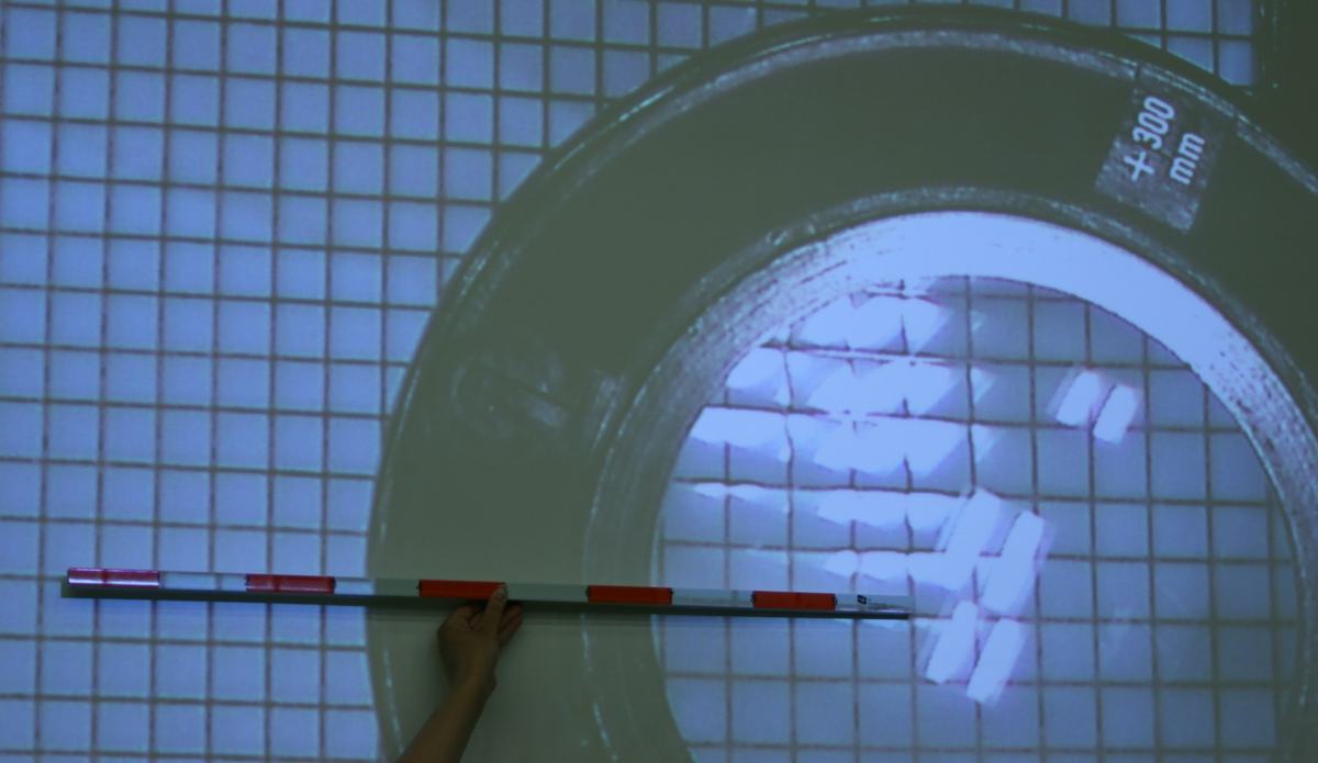 Projected screen showing +300 mm lens with magnified graph paper grid and meter stick measurement
